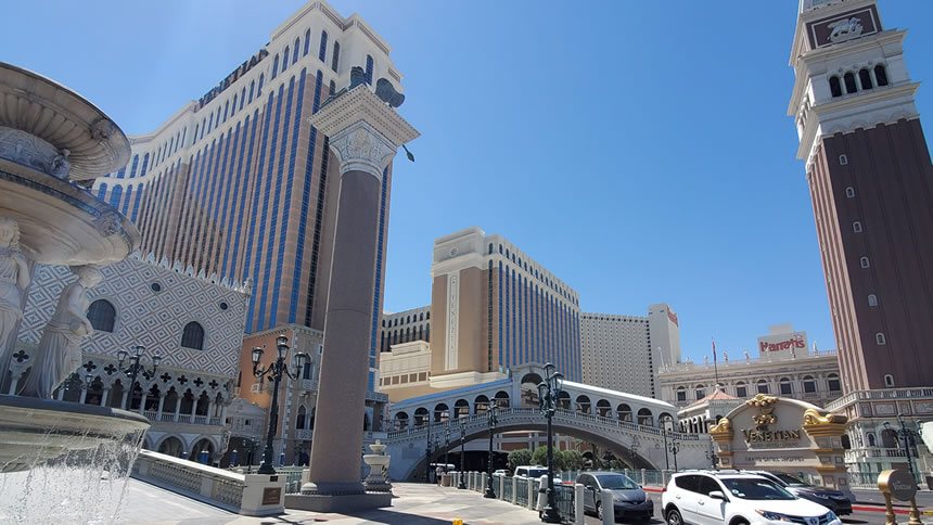 How far to walk to the Las Vegas Strip?